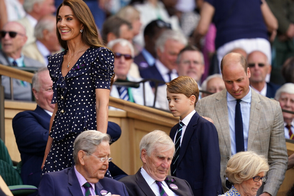 Prinz George, Herzogin Kate (40) und Prinz William treffen in der königlichen Loge im All England Lawn Tennis and Croquet Club ein.