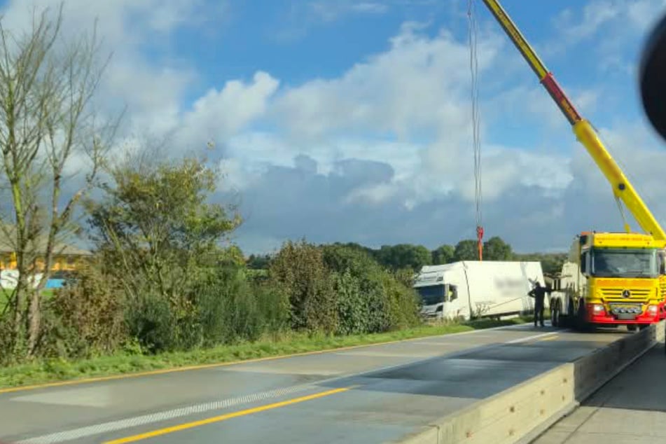 Am Freitagvormittag kam ein Lastwagen auf der A1 aus bislang ungeklärter Ursache von der Fahrbahn ab.