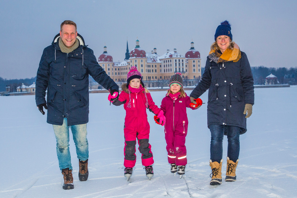Auf dem Moritzburger Schlossteich drehte Familie Kunert auf Kufen Runden. Ronny (44), Gerlinde (38), Carlotta (6) und Greta (4) hatten dabei viel Spaß.