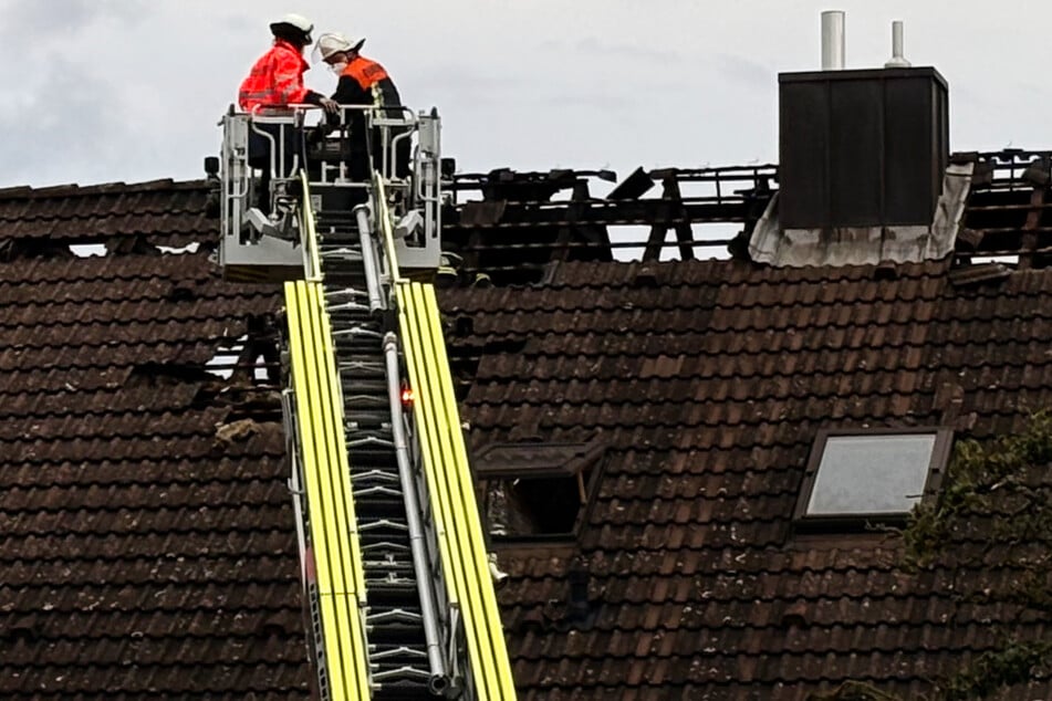 An dem Dachstuhl des Hauses entstand beträchtlicher Schaden: Die Polizei geht von einem Betrag im sechsstelligen Bereich aus.