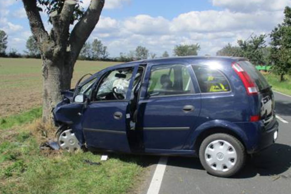 Die Fahrerin des Opel Meriva verlor die Kontrolle und krachte frontal gegen einen Baum.