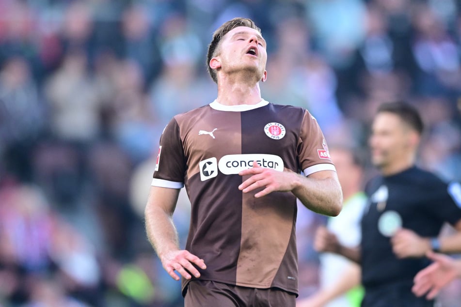 St.-Pauli-Stürmer Johannes Eggestein (26) ärgert sich über eine vergebene Chance gegen den VfL Wolfsburg. Es war nicht die einzige verpasste Möglichkeit der Kiezkicker.