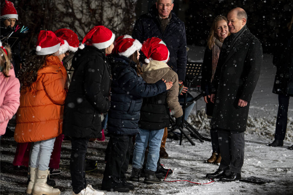 Bei der feierlichen Übergabe der Tanne an Olaf Scholz (65, SPD, r.) hat ein Kinderchor Weihnachtslieder gesungen.