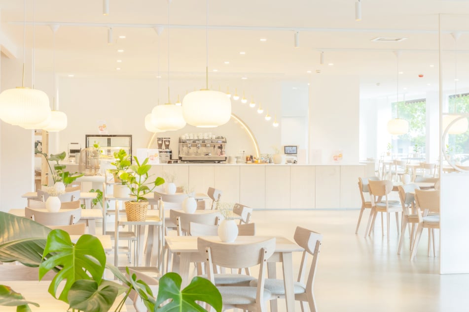 In diesem modernen Café warten am Wochenende günstige Leckereien
