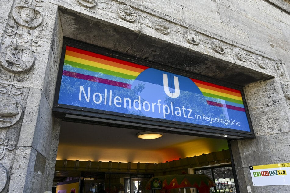 Berlin: Nollendorfplatz zeigt jetzt Farbe: U-Bahnhof bekommt Regenbogen-Look