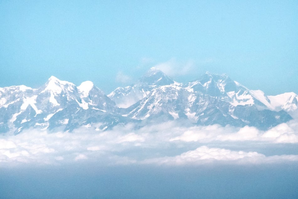 Blick aus dem Flugzeug auf das Himalaya-Gebirge mit dem Mount Everest: