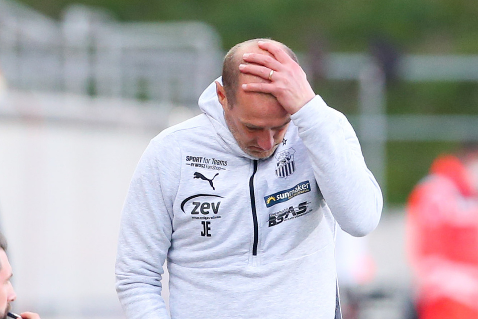 Der Kopf geht nach unten. Joe Enochs muss jetzt liefern, sonst drohen Konsequenzen.