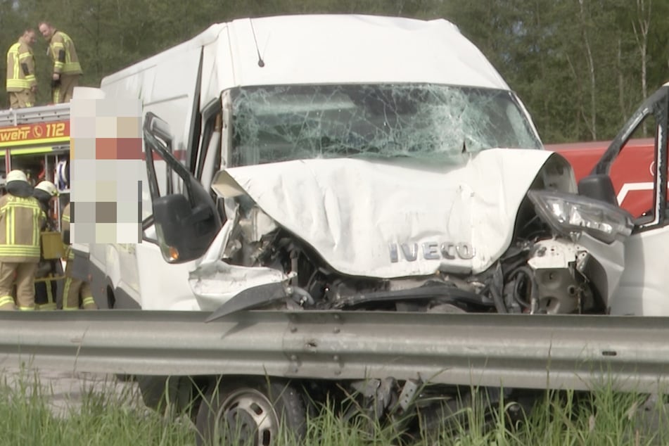 Unfall A1: Tödlicher Unfall auf der A1! Transporter kracht in Lastwagen, Fahrer stirbt noch vor Ort