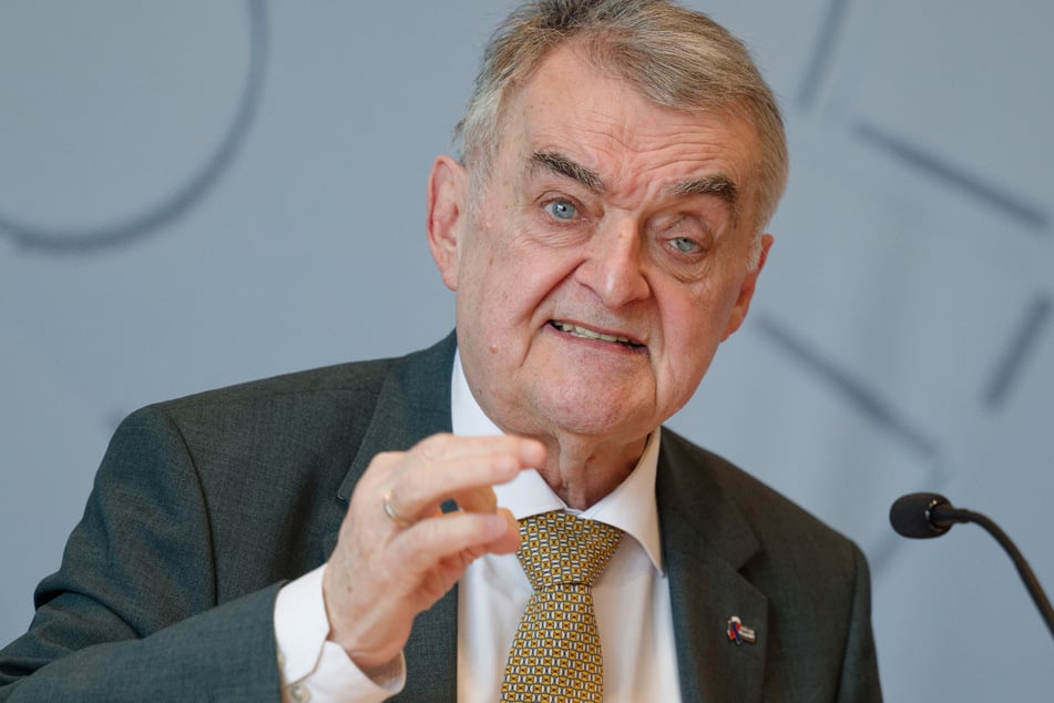 NRW-Innenminister Herbert Reul (72, CDU) hat die Behauptung, die Kriminalpolizei des Landes sei notorisch überlastet, entschieden dementiert.