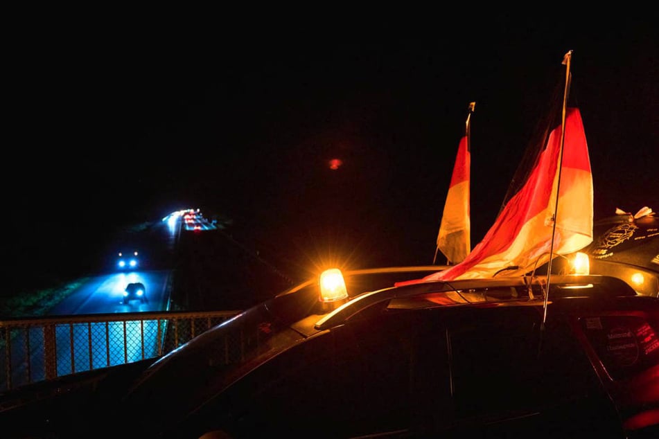 Beim sogenannten "Brückenleuchten" wird bundesweit auf Autobahnbrücken gegen die aktuelle politische Entwicklung in Deutschland protestiert. (Archivfoto)