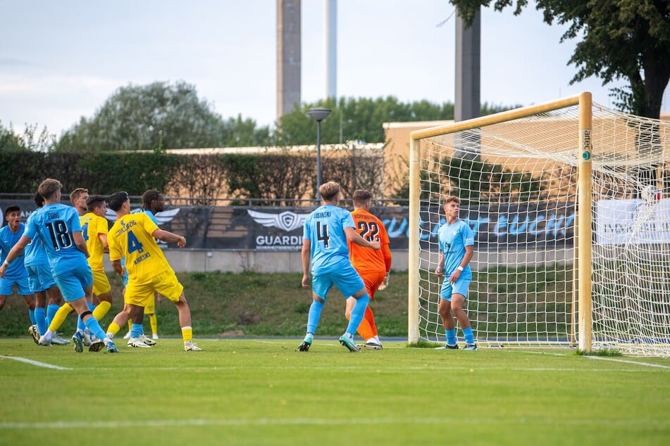 Ecke, Kopfball, Tor. Alexander Siebeck trifft zum 1:0.