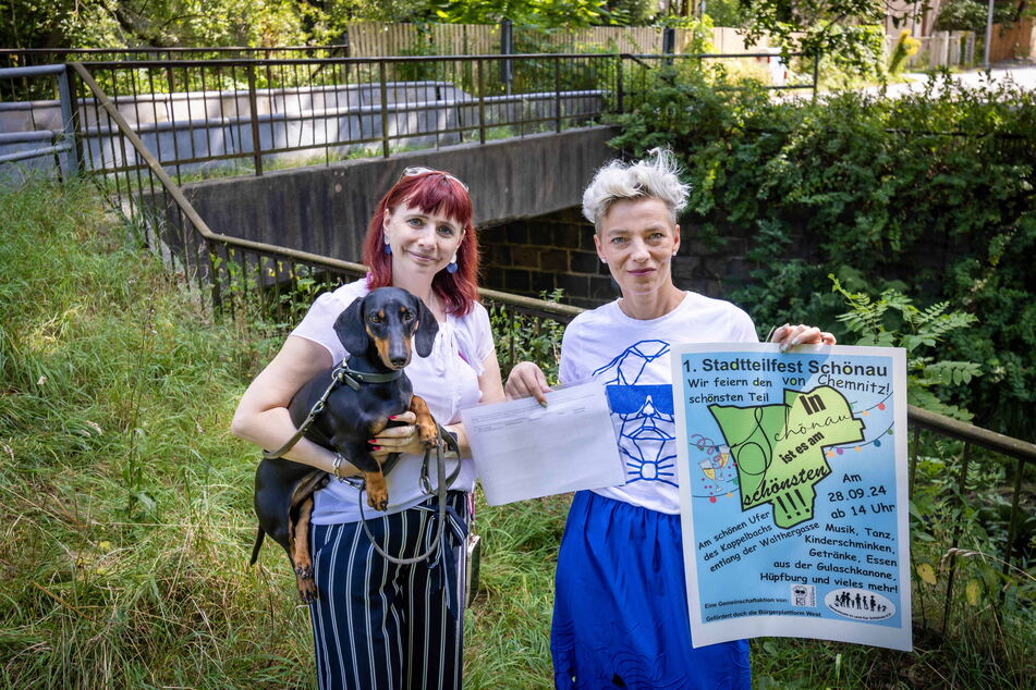 Tanzen auf der Walthergassen-Brücke: Yvonne Kilian (45, mit Dackel Bodo, 3) und Denise Kendzia (42) werben für das erste Schönauer Stadtteilfest.