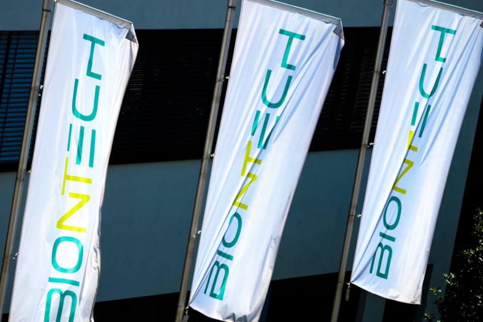 Rheinland-Pfalz, Mainz: Das Logo des Biotechnologie-Unternehmens Biontech ist auf Fahnen vor der Unternehmenszentrale zu sehen.