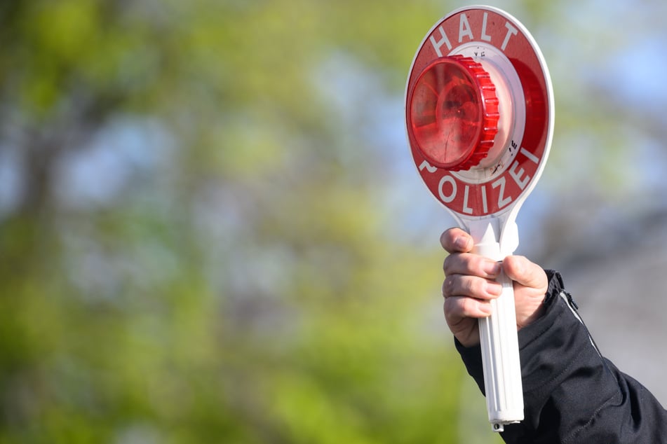 Drogen, Diebesgut und ein Ortsschild: Einbrecher fliegt bei Verkehrskontrolle auf