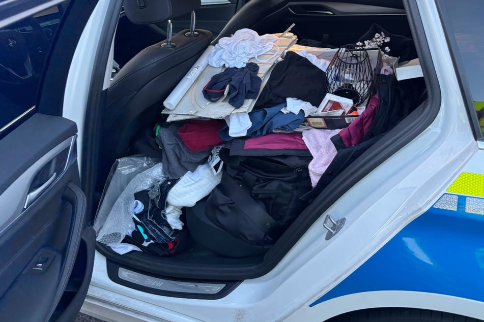 Die auf der Autobahn verstreuten Gegenstände landeten zunächst in einem Polizeiauto.
