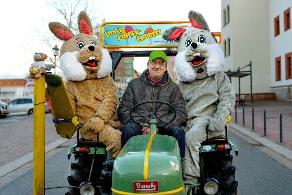 Udo Friedrich (54) war in diesem Jahr auf 25 Veranstaltungen mit seinem Kinderexpress unterwegs. Hier auf dem Ostermarkt in Meerane.