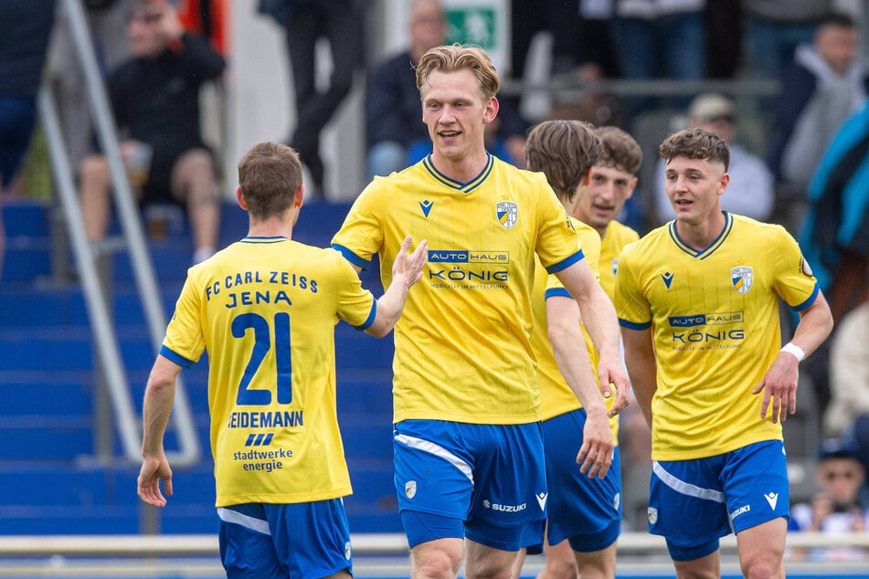 Jena-Stürmer Ted Tattermusch (24, 2.v.l.) klatscht mit seinem 22 Zentimeter kleineren Mitspieler Kay Seidemann (25) ab.