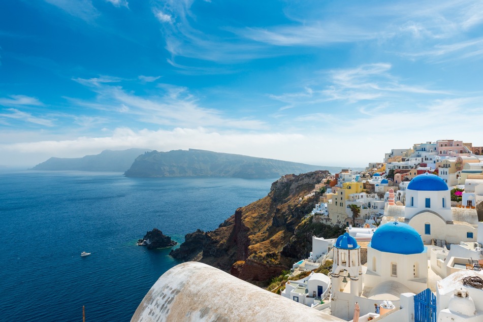 Die berühmten blauen und weißen Stadt Oia auf Santorini.