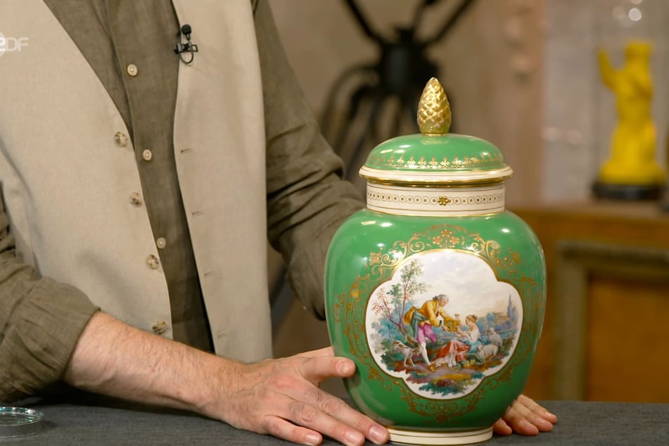 Die Vase wurde im Jahr 1921 von der Königlichen Porzellanmanufaktur KPM gefertigt.