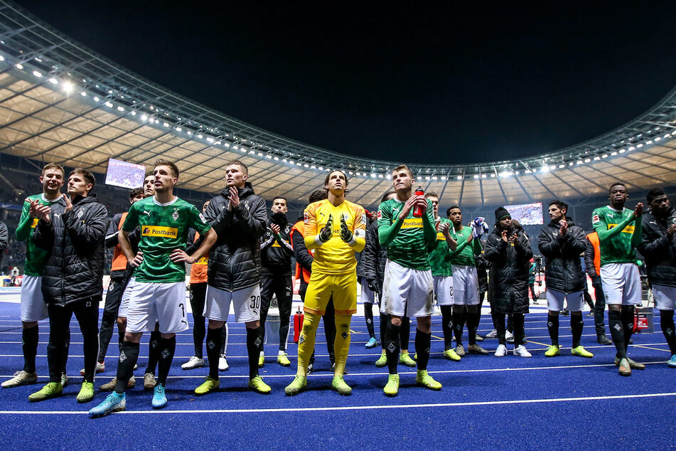 Das Team von Borussia Mönchengladbach bedankt sich bei den Fans. (Archivbild)