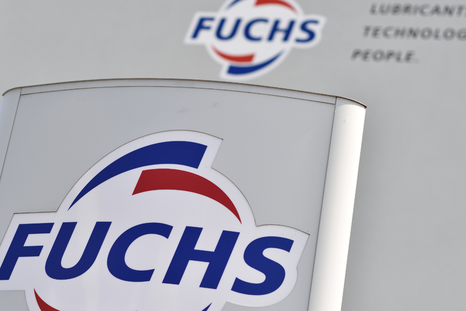 Das Logo des Schmierstoffspezialisten Fuchs Petrolub ist am Eingang der Firmenzentrale zu sehen.
