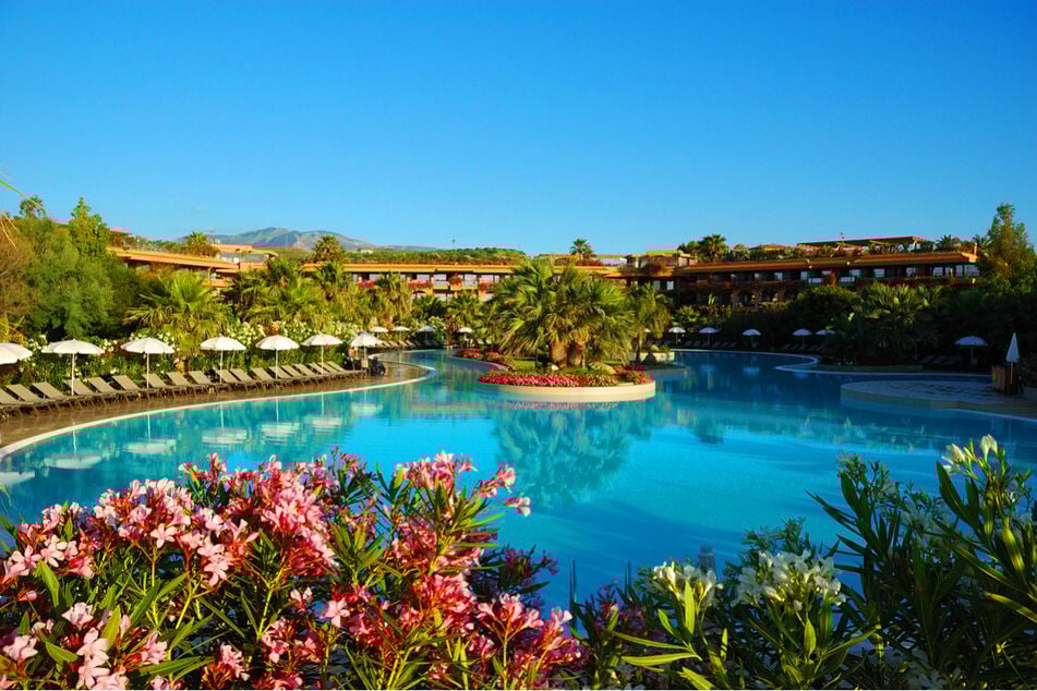 4,5*-Hotel Acacia: Top-Adresse auf Sizilien, ruhiges elegantes Hotel direkt am Strand, tropische Gartenanlage mit karibischem Pool