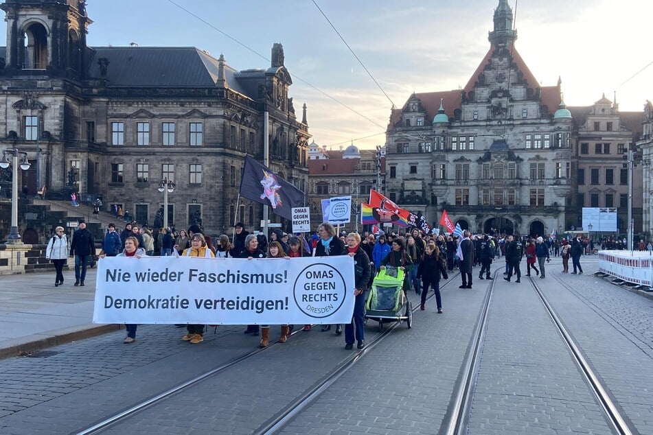 Rund 200 Menschen sind dem Aufruf der "Omas gegen Rechts" gefolgt.