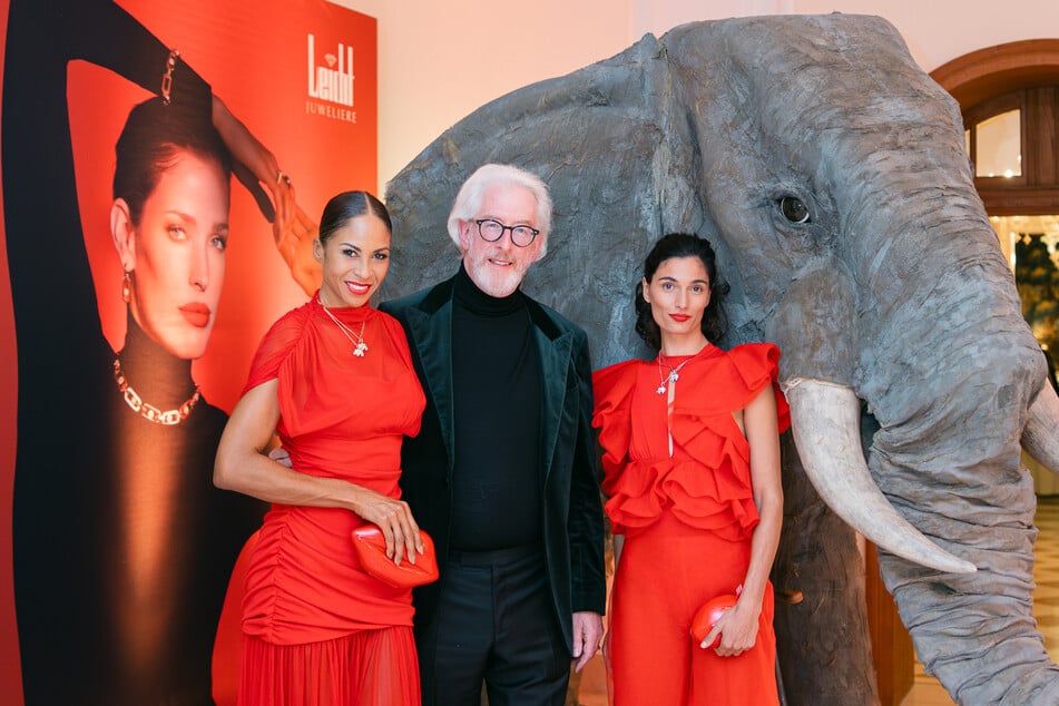 Juwelier Georg Leicht mit zwei bezaubernden Models und einem Theater-Elefanten.