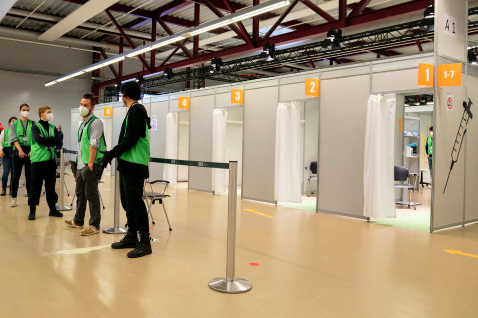 Helfer warten auf Patienten in einem Berliner Impfzentrum. Immer wieder erscheinen Berlinerinnen und Berliner nicht zu ihren vereinbarten Terminen im Impfzentrum. (Symbolfoto)