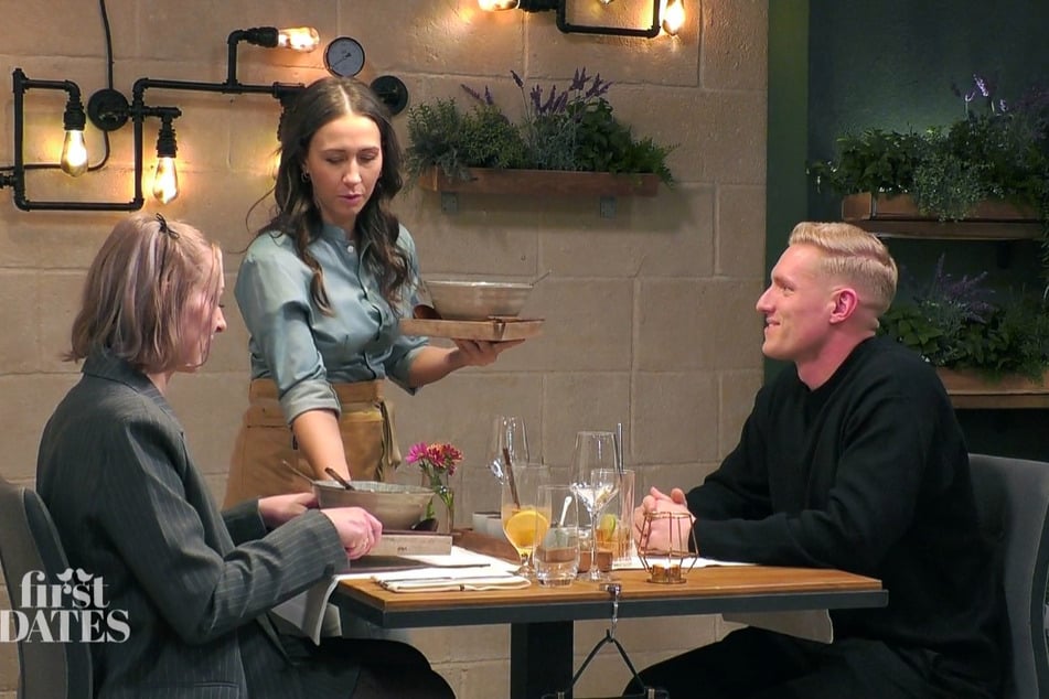 Mariellas Fotobox-Angebot wird von ihren Gästen sofort ausgeschlagen.