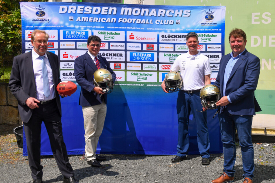 Die Sponsor-Vertreter Uwe Dittrich (Werksleiter) und Rüdiger Ackermann (Geschäftsführer) mit Trainer Ulrich Däuber sowie Präsident Sören Glöckner von den Monarchs.