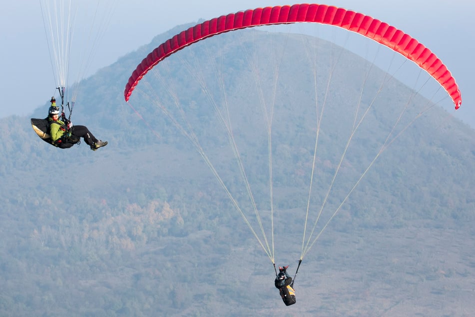 Für viele im Urlaub der ultimative Adrenalinkick: das Gleitschirmfliegen. Jedoch ist diese Beschäftigung nicht gerade ungefährlich. (Symbolbild)