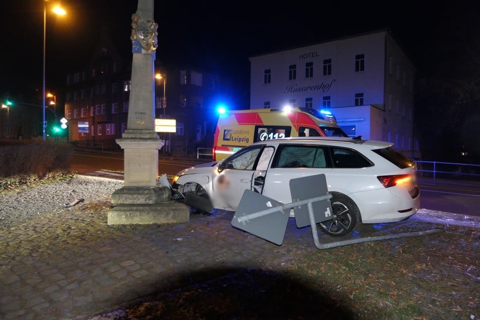 Donnerstagabend krachte dieser Skoda gegen eine historische Postsäule.