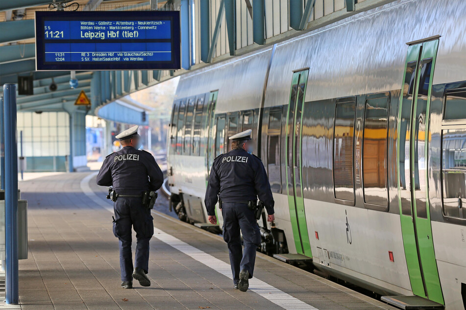 Ein Blick in den Zug! Die Bundespolizei kontrolliert am Zwickauer Hauptbahnhof die Maskenpflicht.