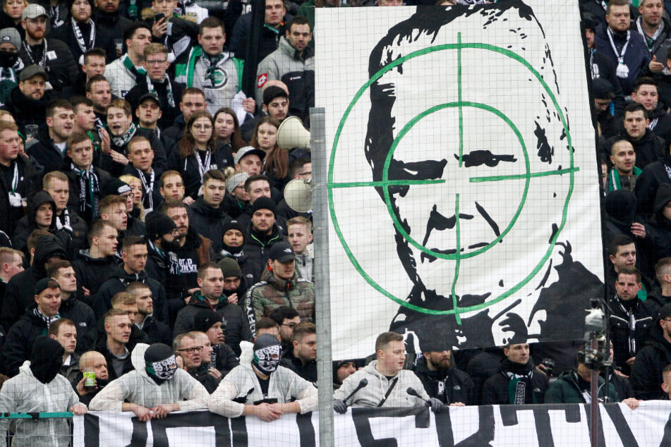 Ultras von Borussia Mönchengladbach zeigen am 23. Spieltag bei der Partie gegen die TSG Hoffenheim ein Transparent mit dem Konterfei von Dietmar Hopp, woraufhin Schiedsrichter Brych das Spiel unterbrochen hatte.