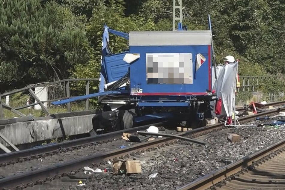 Zug mit 200 Insassen kracht in Lastwagen: Ein Toter!
