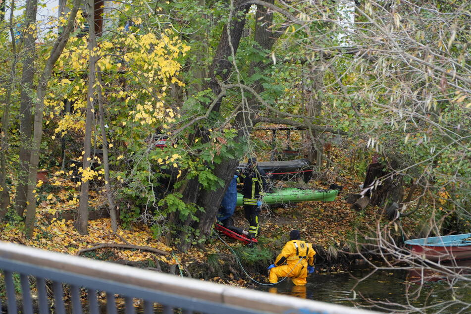 Der Leichnam soll sich bei seiner Entdeckung im Wasser befunden haben. Kameraden der Feuerwehr bargen den Körper. Die Polizei ermittelt.