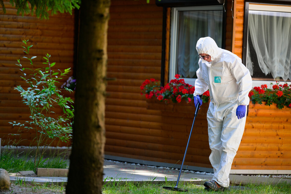 Ein Mitarbeiter der Spurensicherung am Tatort. In einem Wohngebiet in Bienenbüttel wurden am vergangenen Freitag drei Leichen gefunden.