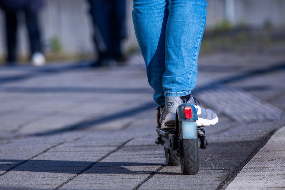 Die Wachpolizei des Polizeipräsidiums Südhessen erwischte am vergangenen Dienstag einen E-Scooter-Fahrer, der sein Gefährt gefährlich getunt hatte. (Symbolbild)