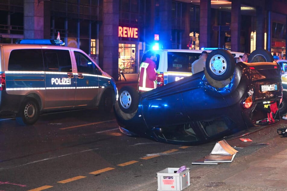 Ampel außer Betrieb: Chevrolet überschlägt sich nach Kreuzungs-Crash in Mitte