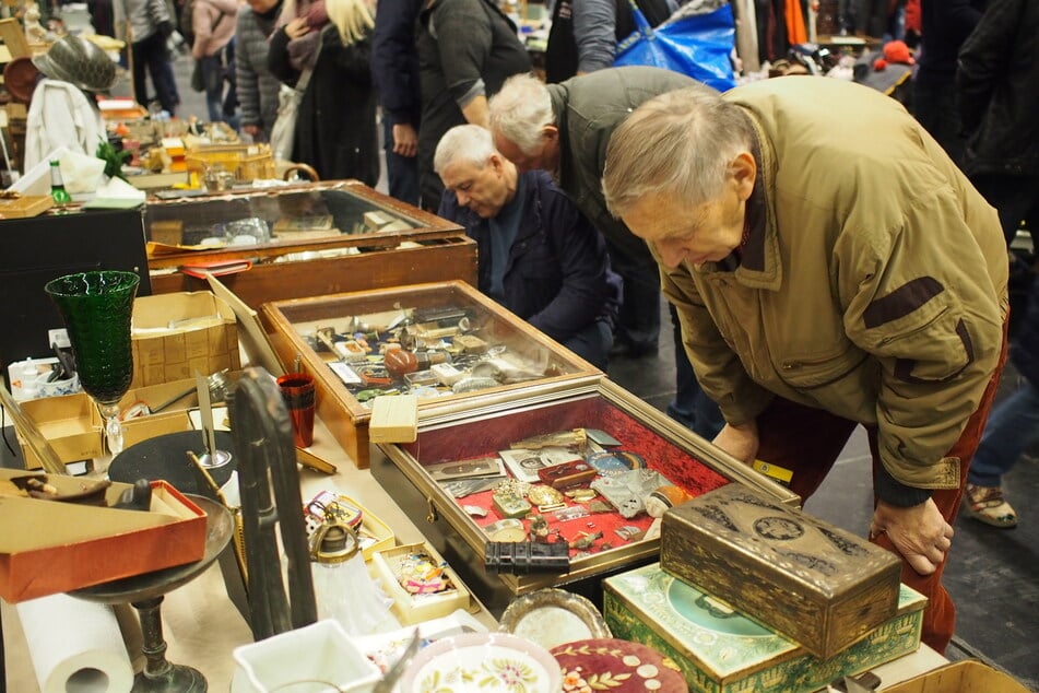 Der Nachtflohmarkt lockt Leipzigs Sammler an.