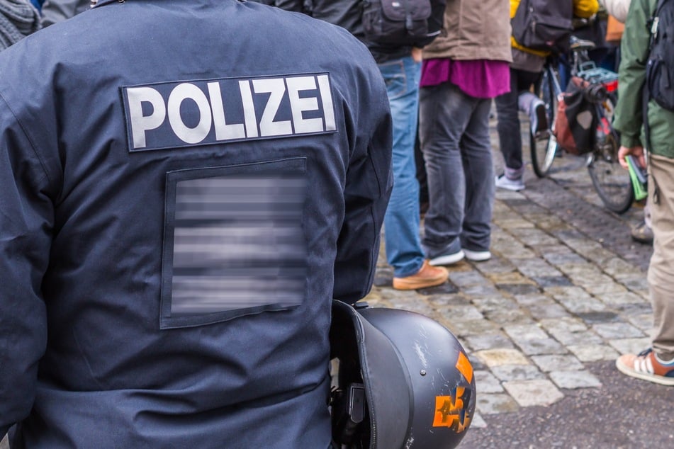 Einer der Polizisten musste einen Angreifer mit einem Schuss aus der Dienstwaffe abwehren. (Symbolfoto)