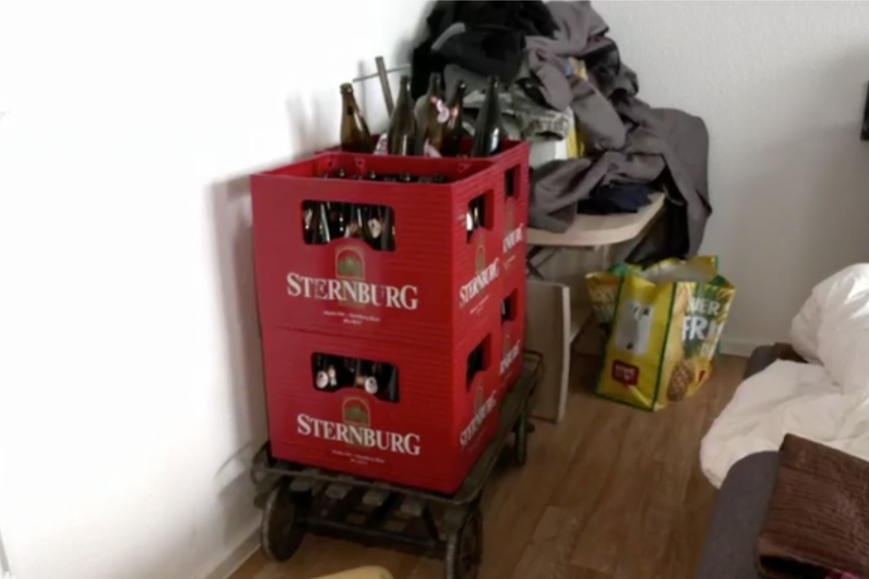 In seiner Wohnung finden sich allerhand leere und auch volle Flaschen Bier, Wein und Pfefferminzlikör.