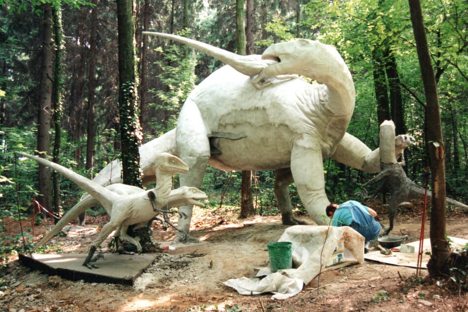 Eine ehemalige Baustelle im Saurierpark. Die Dinos entstanden während der Öffnungszeit, die Besucher konnten ihm über die Schulter schauen.