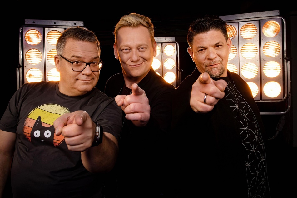 Elton (52, v.l.n.r.), Jens "Knossi" Knossalla (37) und Tim Mälzer (53) stellen sich in der neuen RTL-Show "Drei gegen Einen - Die Show der Champions" sportlichen, aber auch skurrilen Herausforderungen.
