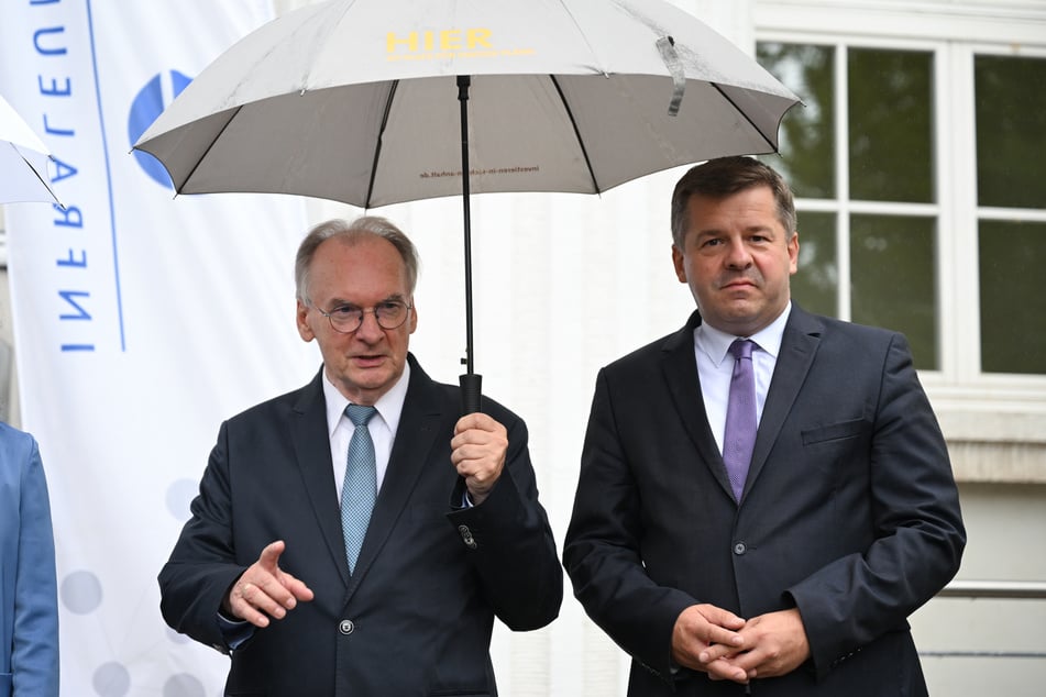 Sven Schulze (r., 46) soll Nachfolger von Ministerpräsident Reiner Haseloff (l., 71) werden. (Archivbild)