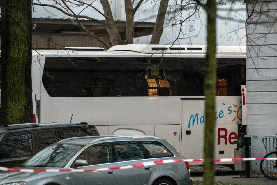 Einer von zwei Reisebussen steht hinter einem Gebäude auf dem Gelände des Ernst-Bergmann-Klinikums in Potsdam.