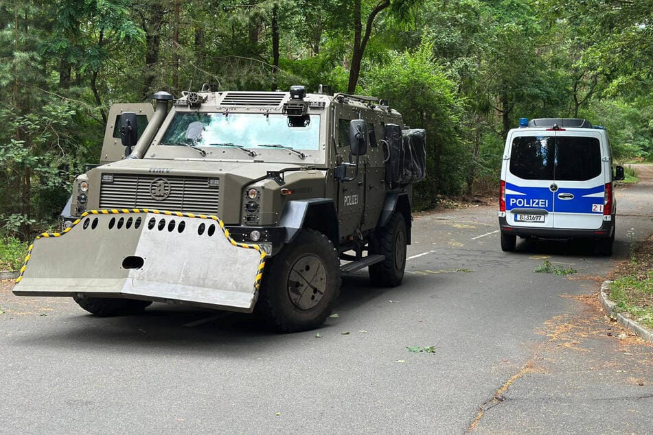 Bei der Suche nach der Löwin ist sogar ein Panzerfahrzeug des Spezialeinsatzkommandos im Einsatz.