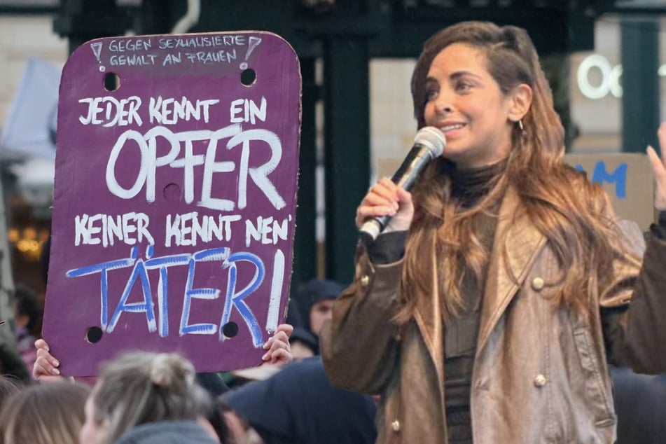 Collien Fernandes: "Männer wollen mich killen": Collien Fernandes erscheint trotz Morddrohungen auf Demo - in Schutzweste!
