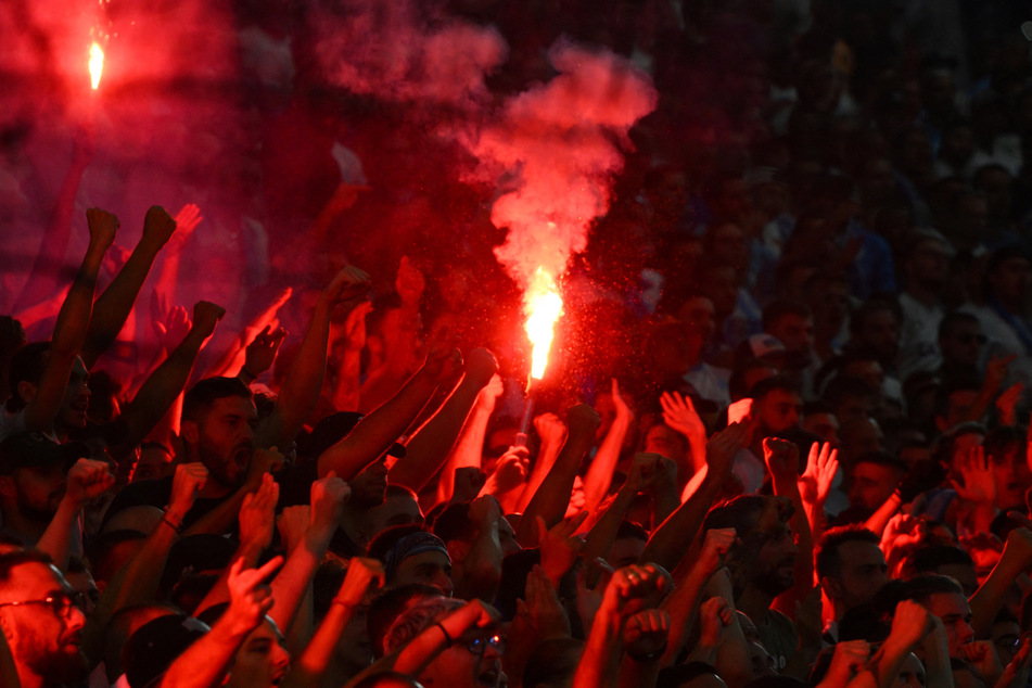 Vor und während dem Champions-League-Spiel zwischen Eintracht Frankfurt und Olympique Marseille wurden immer wieder Feuerwerkskörper gezündet.